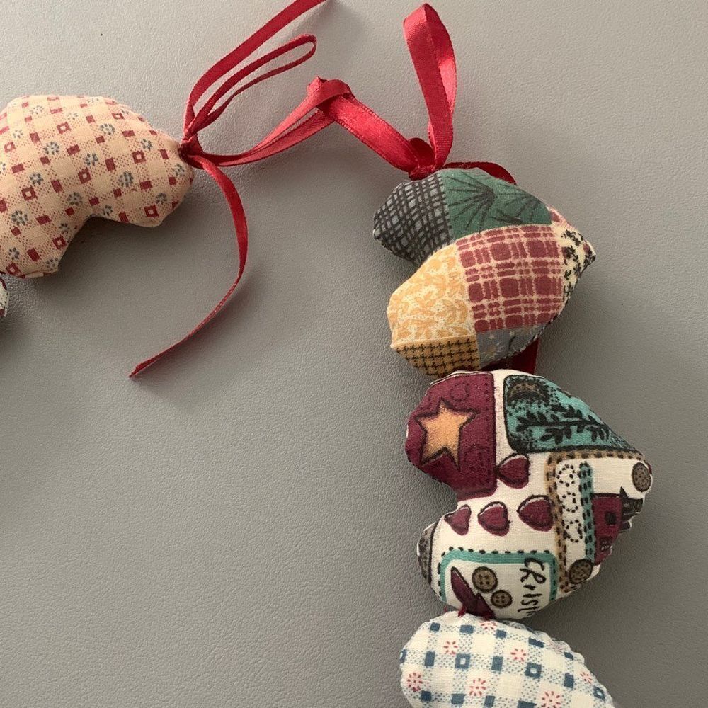 Puffed Heart Garland - Picture 3 of 4